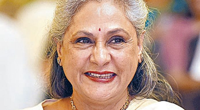 बंगाल में 70 वर्षीय ‘महागुरु’ को रोकने के लिए 72 वर्षीय ‘गुड्डी’ मैदान में बंगाल में ममता बनर्जी को 70 वर्षीय ‘महागुरु’ यानी मिथुन चक्रवर्ती को रोकने के लिए 72 वर्षीय ‘गुड्डी’ यानी जया बच्चन को चुनावी अखाड़े में उतारना ही पड़ा।