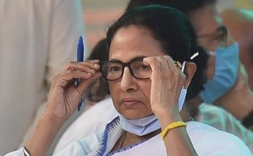 CBI के शिकंजे में बंगाल, ममता की मर्जी के खिलाफ दर्ज हो रहे केस पश्चिम बंगाल में ममता बनर्जी की ना नुकुर और उनकी पार्टी के बगावती तेवर के बावजूद भ्रष्टाचार और संज्ञेय अपराध के मामले धड़ाधड़ सीबीआई में दर्ज हो रहे हैं.