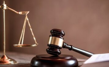 कलकत्ता हाईकोर्ट ने TMC नेताओं को बेल दी, पर रहेंगे हाउस अरेस्ट कलकत्ता हाईकोर्ट की दो जजों वाली बेंच नारदा स्टिंग मामले में गिरफ्तार TMC नेताओं को बेल दे दी, पर हाउस अरेस्ट की शर्त पर। बेंच का मत बंटा है