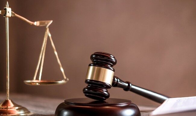 कलकत्ता हाईकोर्ट ने TMC नेताओं को बेल दी, पर रहेंगे हाउस अरेस्ट कलकत्ता हाईकोर्ट की दो जजों वाली बेंच नारदा स्टिंग मामले में गिरफ्तार TMC नेताओं को बेल दे दी, पर हाउस अरेस्ट की शर्त पर। बेंच का मत बंटा है