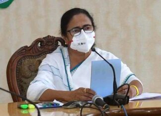 ममता ने मोदी से कहा- पांव पकड़ लूंगी, प्लीज बंगाल को बख्श दीजिए ममता बनर्जी ने पीएम नरेंद्र मोदी से कहा है- मैं आपके पांव पकड़ लूंगी, लेकिन बंगाल को बख्श दीजिए। केंद्र सरकार उनके साथ बदले की कार्रवाई कर रही है।