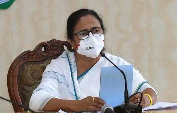 ममता ने मोदी से कहा- पांव पकड़ लूंगी, प्लीज बंगाल को बख्श दीजिए ममता बनर्जी ने पीएम नरेंद्र मोदी से कहा है- मैं आपके पांव पकड़ लूंगी, लेकिन बंगाल को बख्श दीजिए। केंद्र सरकार उनके साथ बदले की कार्रवाई कर रही है।