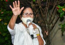 बंगाल में सीबीआई की अति सक्रियता से बीजेपी की किरकिरी हो रही है बंगाल में सीबीआई (CBI) की अति सक्रियता से बीजेपी (BJP) की किरकिरी हो रही है। एक ही मामले कुछ को छोड़ कुछ पर एक्शन संदेह पैदा करता है।