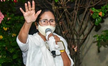 बंगाल में सीबीआई की अति सक्रियता से बीजेपी की किरकिरी हो रही है बंगाल में सीबीआई (CBI) की अति सक्रियता से बीजेपी (BJP) की किरकिरी हो रही है। एक ही मामले कुछ को छोड़ कुछ पर एक्शन संदेह पैदा करता है।