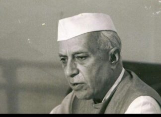 चीन से युद्ध के बाद नेहरू लंबी जिंदगी जीते तो विदेश नीति बदल जाती चीन ने सोवियत संघ की सहमति के बाद ही 1962 में भारत पर हमला किया था। अगर जवाहरलाल नेहरू लंबी जिंदगी जीते तो भारत की विदेश नीति ही बदल जाती।