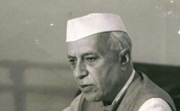 चीन से युद्ध के बाद नेहरू लंबी जिंदगी जीते तो विदेश नीति बदल जाती चीन ने सोवियत संघ की सहमति के बाद ही 1962 में भारत पर हमला किया था। अगर जवाहरलाल नेहरू लंबी जिंदगी जीते तो भारत की विदेश नीति ही बदल जाती।