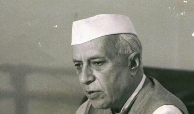 चीन से युद्ध के बाद नेहरू लंबी जिंदगी जीते तो विदेश नीति बदल जाती चीन ने सोवियत संघ की सहमति के बाद ही 1962 में भारत पर हमला किया था। अगर जवाहरलाल नेहरू लंबी जिंदगी जीते तो भारत की विदेश नीति ही बदल जाती।