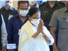 ममता बनर्जी ने तीसरी बार बंगाल के मुख्यमंत्री के रूप में शपथ ली ममता बनर्जी ने तीसरी बार पश्चिम बंगाल के मुख्यमंत्री के रूप में आज बेहद सादे समारोह में राजभवन में शपथ ली। उन्होंने बांग्ला में शपथ ली।