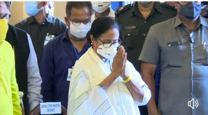 ममता बनर्जी ने तीसरी बार बंगाल के मुख्यमंत्री के रूप में शपथ ली ममता बनर्जी ने तीसरी बार पश्चिम बंगाल के मुख्यमंत्री के रूप में आज बेहद सादे समारोह में राजभवन में शपथ ली। उन्होंने बांग्ला में शपथ ली।