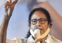 ममता बनर्जी के साथ कदमताल करना चीफ सेक्रेट्री को महंगा पड़ गया ममता बनर्जी के साथ कदमताल करना पश्चिम बंगाल के चीफ सेक्रेट्री अलापन बंद्योपाध्याय को महंगा पड़ गया। केंद्र ने उन्हें दिल्ली तलब कर लिया।