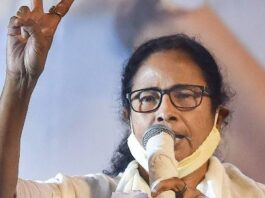 ममता बनर्जी के मंत्रिमंडल में 3 दागी मंत्री भी शामिल होंगे, शपथ कल ममता बनर्जी के साथ कदमताल करना पश्चिम बंगाल के चीफ सेक्रेट्री अलापन बंद्योपाध्याय को महंगा पड़ गया। केंद्र ने उन्हें दिल्ली तलब कर लिया।