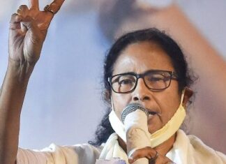 केंद्रीय गृह मंत्रालय की टीम ने बंगाल के मुख्य सचिव से मुलाकात की ममता बनर्जी के साथ कदमताल करना पश्चिम बंगाल के चीफ सेक्रेट्री अलापन बंद्योपाध्याय को महंगा पड़ गया। केंद्र ने उन्हें दिल्ली तलब कर लिया।