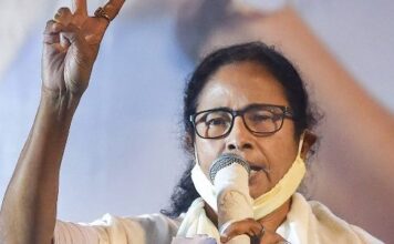 केंद्रीय गृह मंत्रालय की टीम ने बंगाल के मुख्य सचिव से मुलाकात की ममता बनर्जी के साथ कदमताल करना पश्चिम बंगाल के चीफ सेक्रेट्री अलापन बंद्योपाध्याय को महंगा पड़ गया। केंद्र ने उन्हें दिल्ली तलब कर लिया।