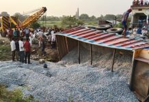 ट्रक और कार की टक्कर में एक ही परिवार के 3 लोगों की मौत ट्रक और कार की टक्कर में 3 लोगों की मौत हो गयी। एक के घायल होने की सूचना है। घटना कैमूर जिले के खामी दौरा के पास NH 2 पर हुई।