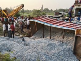 ट्रक और कार की टक्कर में एक ही परिवार के 3 लोगों की मौत ट्रक और कार की टक्कर में 3 लोगों की मौत हो गयी। एक के घायल होने की सूचना है। घटना कैमूर जिले के खामी दौरा के पास NH 2 पर हुई।