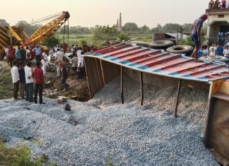 ट्रक और कार की टक्कर में एक ही परिवार के 3 लोगों की मौत ट्रक और कार की टक्कर में 3 लोगों की मौत हो गयी। एक के घायल होने की सूचना है। घटना कैमूर जिले के खामी दौरा के पास NH 2 पर हुई।