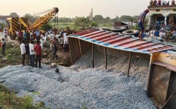 ट्रक और कार की टक्कर में एक ही परिवार के 3 लोगों की मौत ट्रक और कार की टक्कर में 3 लोगों की मौत हो गयी। एक के घायल होने की सूचना है। घटना कैमूर जिले के खामी दौरा के पास NH 2 पर हुई।