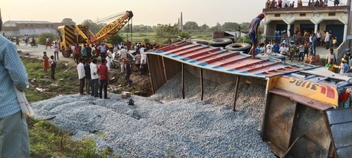 ट्रक और कार की टक्कर में 3 लोगों की मौत हो गयी। एक के घायल होने की सूचना है। घटना कैमूर जिले के खामी दौरा के पास NH 2 पर हुई।