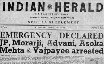 इमरजेंसी में बड़े नेताओं, साहित्यकारों, पत्रकारों को यातनाएं भी दी गयीं आपातकाल-पीड़ित लोगबाग हर साल इमरजेंसी की वर्षगांठ मनाते हैं। मनाना जरूरी भी है। क्योंकि 25 जून 1975 को इमरजेंसी लगाकर पूरे देश को एक बड़े जेलखाना में बदल दिया गया था। 23 मार्च 1977 को ही इसे समाप्त किया जा सका था, जब लोकसभा के आम चुनाव के बाद मोरारजी देसाई की सरकार बनी।