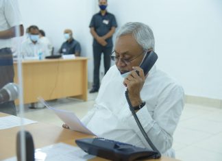 नीतीश कुमार के जनता दरबार में फरियाद लेकर पहुंचे 146 लोग बिहार के मुख्यमंत्री नीतीश कुमार फिर से ‘जनता के दरबार में मुख्यमंत्री’ कार्यक्रम की शुरुआत आज से की। 5.5 घंटे से ज्यादा देर तक सीएम ने फरियाद सुनी।