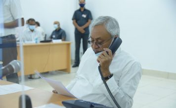 नीतीश कुमार के जनता दरबार में फरियाद लेकर पहुंचे 146 लोग बिहार के मुख्यमंत्री नीतीश कुमार फिर से ‘जनता के दरबार में मुख्यमंत्री’ कार्यक्रम की शुरुआत आज से की। 5.5 घंटे से ज्यादा देर तक सीएम ने फरियाद सुनी।