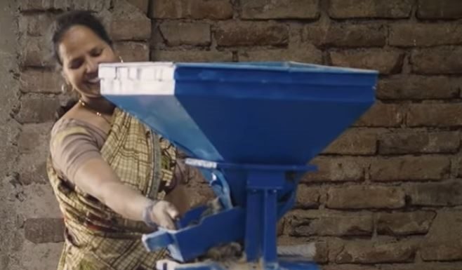 झारखंड में ग्रामीण अर्थव्यवस्था का रथ खींच रहीं डेढ़ लाख महिलाएं झारखंड में ग्रामीण अर्थव्यवस्था का रथ राज्य की डेढ़ लाख उद्यमी महिलाएं खींच रही हैं। झारखंड के सीएम हेमन्त सोरेन के विजन को इससे बल मिल रहा है।