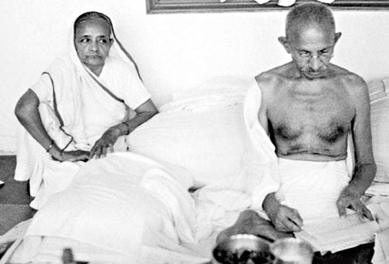 गांधी के निर्माण में क्सतूर बाई के योगदान की नहीं होती चर्चा ! गांधी के बारे में सभी बात करते हैं। उनके गुणों का बखान करते हैं। पर, गांधी के निर्माण में उनकी अर्धांगिनी कस्तूर बाई के त्याग, सांाजिक आंदोलनों में सहभागिता भूल जाते हैं।