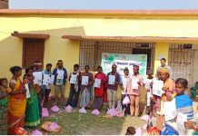 YUVA हजारीबाग में बिरहोर समुदाय के लोगों को जागरुकत करने के साथ-साथ कर रहा टीकाकरण YUVA हजारीबाग में बिरहोर समुदाय के लोगों को जागरुकत करने के साथ-साथ कर रहा टीकाकरण