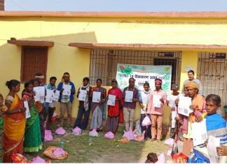 YUVA हजारीबाग में बिरहोर समुदाय के लोगों को जागरुकत करने के साथ-साथ कर रहा टीकाकरण YUVA हजारीबाग में बिरहोर समुदाय के लोगों को जागरुकत करने के साथ-साथ कर रहा टीकाकरण
