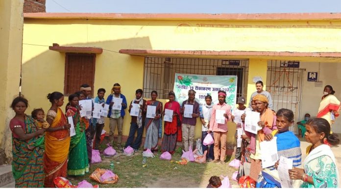 YUVA हजारीबाग में बिरहोर समुदाय के लोगों को जागरुकत करने के साथ-साथ कर रहा टीकाकरण