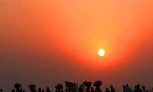 छठ पर्व के स्त्री विमर्श को समझना चाहिए, यह उन्हीं का पर्व छठ पर्व एकमात्र ऐसा पर्व है जो स्त्रियों का है। इसमें पुरोहित ब्राह्मणों, पितृसत्ता तथा जाति भेदभाव का कोई स्थान नहीं है।