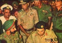 पाकिस्तानी सेना के जनरल को जब हमारे जवानों ने बचा लिया  पाकिस्तानी सेना के जनरल एके नियाजी जब बांग्लादेश युद्ध में हार के बाद सरेंडर कर रहे थे तो वहां मौजूद भीड़ उन्हें मारने पर उतारू थी. भीड़ से बचाने के लिए भारतीय जवानों ने मानव  प्राचीर बना दी.