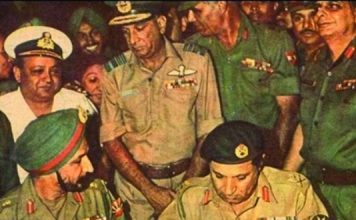 पाकिस्तानी सेना के जनरल को जब हमारे जवानों ने बचा लिया पाकिस्तानी सेना के जनरल एके नियाजी जब बांग्लादेश युद्ध में हार के बाद सरेंडर कर रहे थे तो वहां मौजूद भीड़ उन्हें मारने पर उतारू थी. भीड़ से बचाने के लिए भारतीय जवानों ने मानव प्राचीर बना दी.