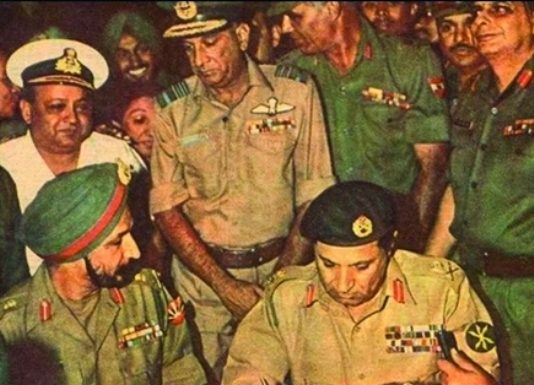 पाकिस्तानी सेना के जनरल को जब हमारे जवानों ने बचा लिया पाकिस्तानी सेना के जनरल एके नियाजी जब बांग्लादेश युद्ध में हार के बाद सरेंडर कर रहे थे तो वहां मौजूद भीड़ उन्हें मारने पर उतारू थी. भीड़ से बचाने के लिए भारतीय जवानों ने मानव प्राचीर बना दी.