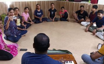 ‘कोरस’ के दस दिवसीय थियेटर वर्कशॉप का समापन सांस्कृतिक संगठन 'कोरस' ने शनिवार को अपने दस दिवसीय थियेटर वर्कशॉप का समापन संस्थापक संस्कृतिकर्मी महेश्वर स्मृति दिवस के रूप में किया।