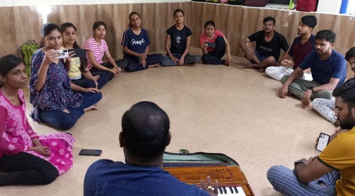 ‘कोरस’ के दस दिवसीय थियेटर वर्कशॉप का समापन सांस्कृतिक संगठन 'कोरस' ने शनिवार को अपने दस दिवसीय थियेटर वर्कशॉप का समापन संस्थापक संस्कृतिकर्मी महेश्वर स्मृति दिवस के रूप में किया।