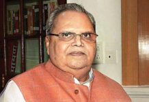 सत्यपाल मलिक के बेढंगे बोल, अब अग्नवीर पर आपत्ति नरेंद्र मोदी सरकार के खिलाफ लगातार अपने बेढंगे बोल के कारण मेघालय के राज्यपाल सत्यपाल मलिक अक्सर चर्चा में आते रहे हैं.