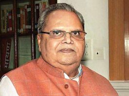 सत्यपाल मलिक के बेढंगे बोल, अब अग्नवीर पर आपत्ति नरेंद्र मोदी सरकार के खिलाफ लगातार अपने बेढंगे बोल के कारण मेघालय के राज्यपाल सत्यपाल मलिक अक्सर चर्चा में आते रहे हैं.