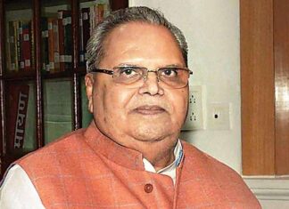 सत्यपाल मलिक के बेढंगे बोल, अब अग्नवीर पर आपत्ति नरेंद्र मोदी सरकार के खिलाफ लगातार अपने बेढंगे बोल के कारण मेघालय के राज्यपाल सत्यपाल मलिक अक्सर चर्चा में आते रहे हैं.