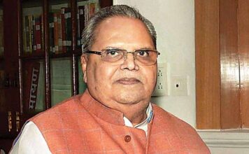 सत्यपाल मलिक के बेढंगे बोल, अब अग्नवीर पर आपत्ति नरेंद्र मोदी सरकार के खिलाफ लगातार अपने बेढंगे बोल के कारण मेघालय के राज्यपाल सत्यपाल मलिक अक्सर चर्चा में आते रहे हैं.