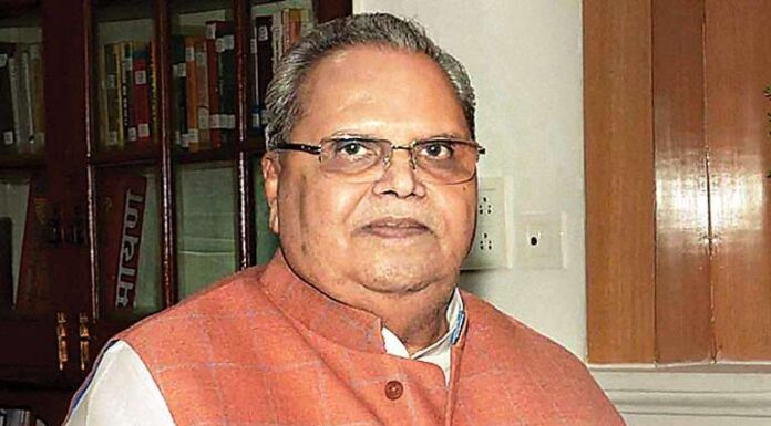 सत्यपाल मलिक के बेढंगे बोल, अब अग्नवीर पर आपत्ति नरेंद्र मोदी सरकार के खिलाफ लगातार अपने बेढंगे बोल के कारण मेघालय के राज्यपाल सत्यपाल मलिक अक्सर चर्चा में आते रहे हैं.