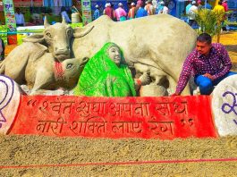 बिहार के सैंड आर्टिस्ट मधुरेंद्र ने रेत पर उकेरी गौ माता की तस्वीर, दिया नारी शक्ति का संदेश*