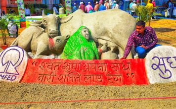 बिहार के सैंड आर्टिस्ट मधुरेंद्र ने रेत पर उकेरी गौ माता की तस्वीर, दिया नारी शक्ति का संदेश*
