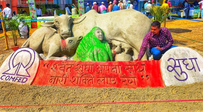 बिहार के सैंड आर्टिस्ट मधुरेंद्र ने रेत पर उकेरी गौ माता की तस्वीर, दिया नारी शक्ति का संदेश*