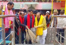 बीजेपी नेता और राज्यसभा सदस्य विवेक ठाकुर ने कंकड़बाग में मंदिर की सफाई की