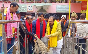 Bihar-Jharkhand- पटना में बीजेपी सांसद विवेक ठाकुर ने मंदिर की सफाई की, रांची में बंटा पूजित अक्षत व निमंत्रण पत्र बीजेपी नेता और राज्यसभा सदस्य विवेक ठाकुर ने कंकड़बाग में मंदिर की सफाई की