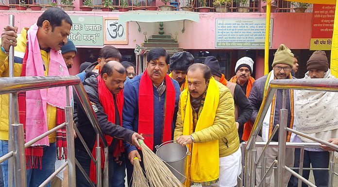 Bihar-Jharkhand- पटना में बीजेपी सांसद विवेक ठाकुर ने मंदिर की सफाई की, रांची में बंटा पूजित अक्षत व निमंत्रण पत्र बीजेपी नेता और राज्यसभा सदस्य विवेक ठाकुर ने कंकड़बाग में मंदिर की सफाई की