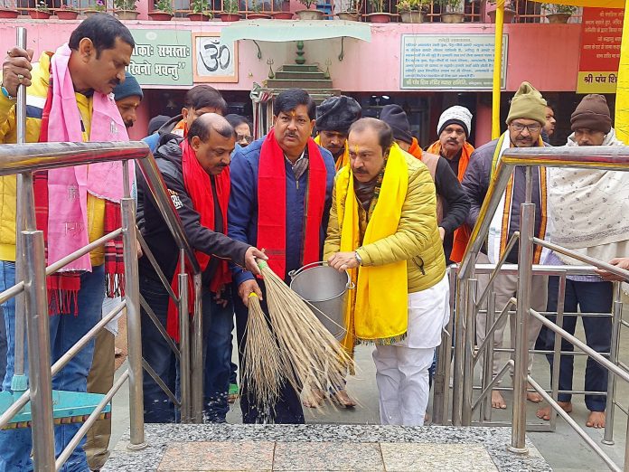 बीजेपी नेता और राज्यसभा सदस्य विवेक ठाकुर ने कंकड़बाग में मंदिर की सफाई की